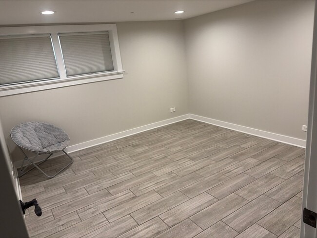 Building Photo - 8044 N Oriole Ave