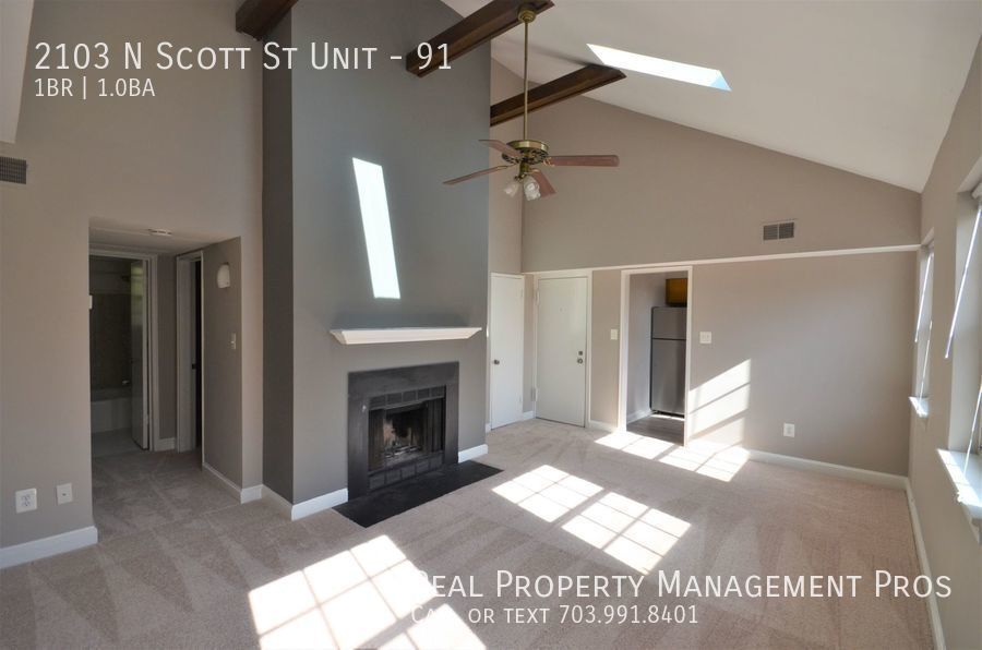 Primary Photo - Penthouse Rosslyn Condo! Great Location, W...