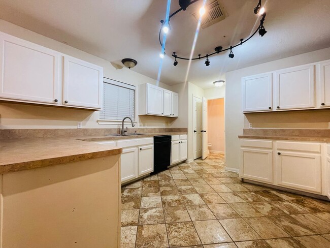 Building Photo - 8207 Gaines Meadow Dr