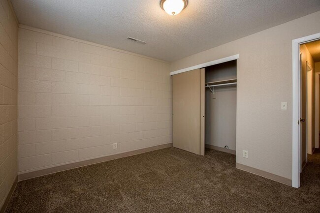 Foto del edificio - Students Welcome! Great Location!