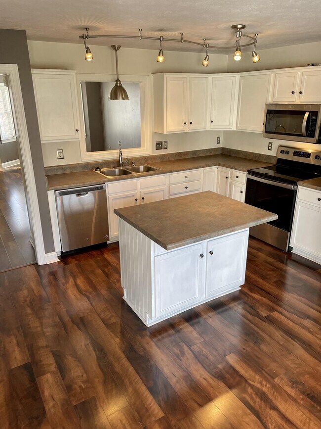 Foto del edificio - 713 Wyndhurst Dr