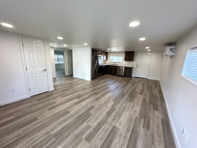 Building Photo - Don’t Miss Out on This Newly Renovated Ric...