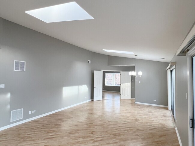 Building Photo - 1242 E Evergreen Dr
