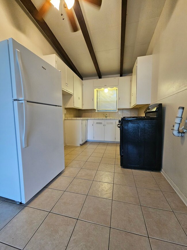 Building Photo - Short-Term Lease! (2) Bedroom Duplex Close to Campus Duplex!