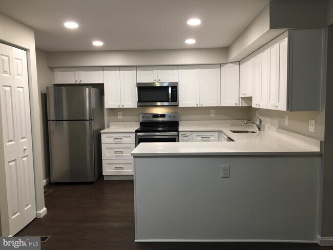 Building Photo - 6867 McLean Greens Ct