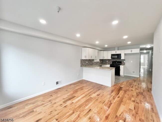 Building Photo - 40 Read St