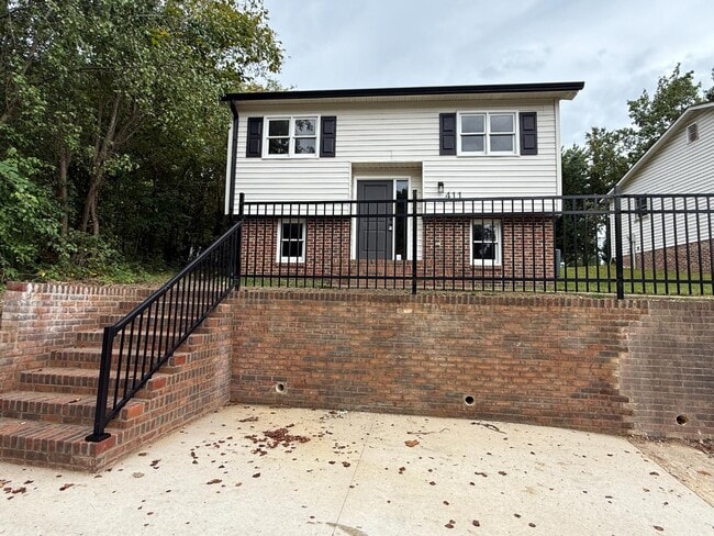 Building Photo - 411 Doak St