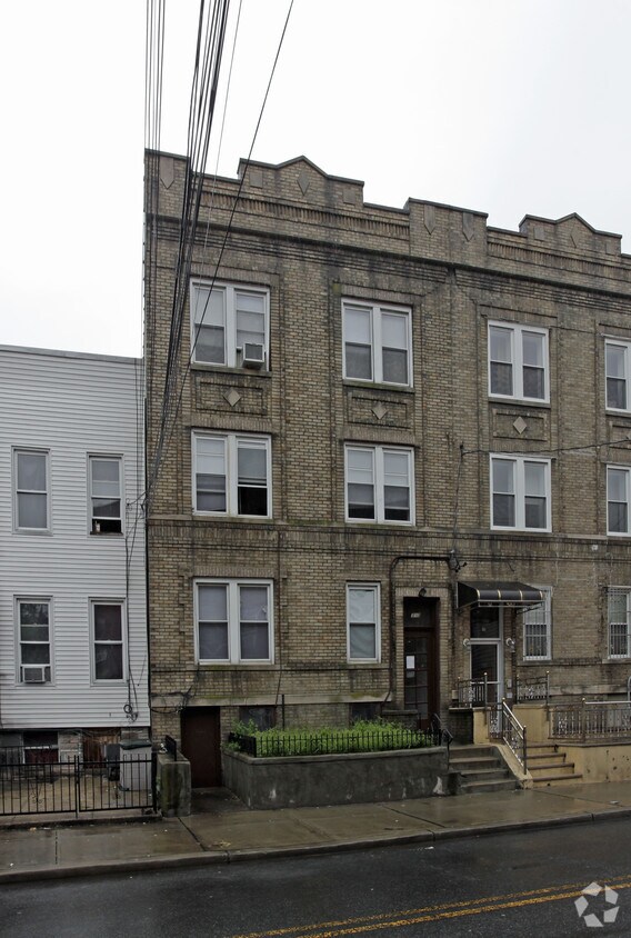Primary Photo - 313 Summit Ave