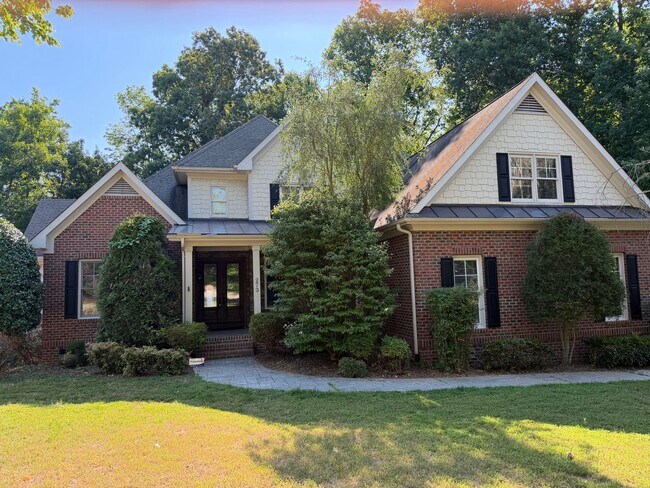 Foto del edificio - Luxury Living: 4 Bedroom home in Chapel Hill w/ spacious interior | 2 Year Lease Term