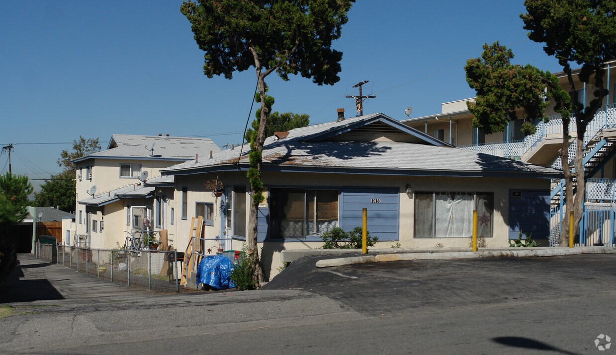 Primary Photo - 10159-10165 Samoa Ave