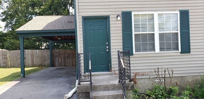 Building Photo - 817 Oak Leaf Dr