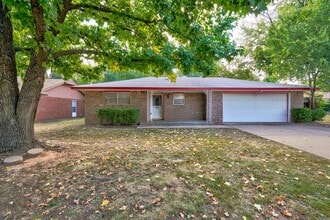 Building Photo - 2220 Louise Ln
