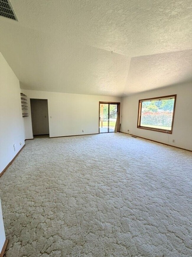 Building Photo - Charming 3-Bedroom Home with Garage & Lawn Care Included