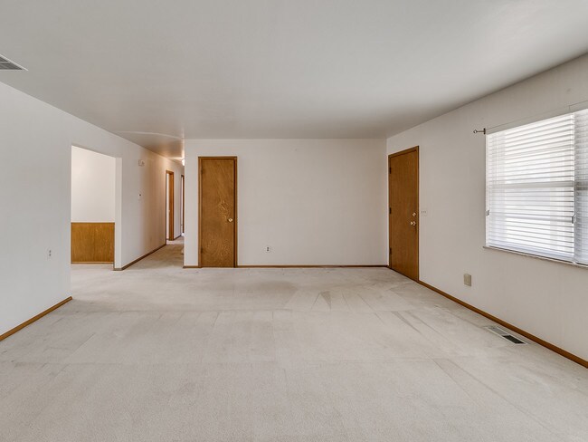 Building Photo - 3121 Lakeside Dr
