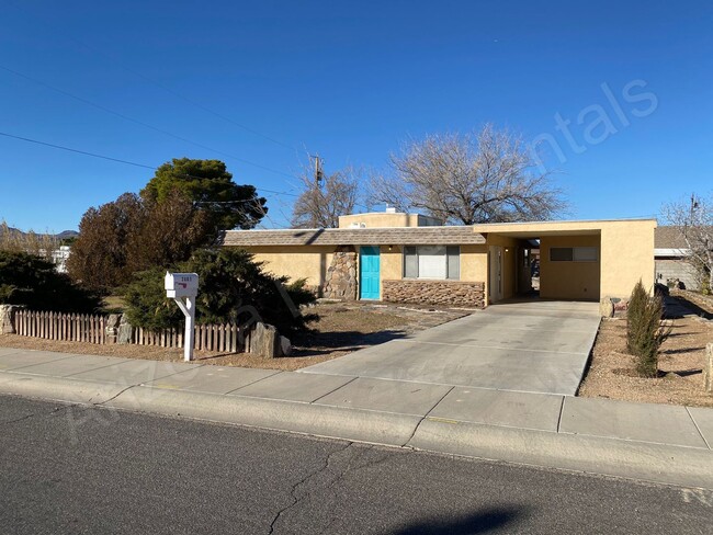 Building Photo - SINGLE FAMILY HOME WITH RV PARKING