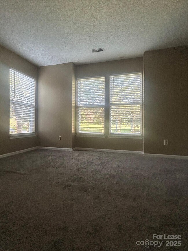 Building Photo - 9605 Vinca Cir