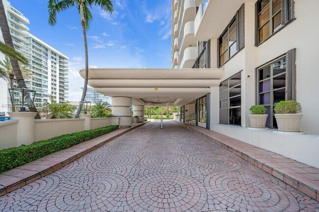 Foto del edificio - 5757 Collins Ave