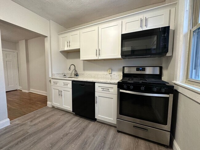 Foto del edificio - Outstanding 3BR Townhome with Lots of Outdoor Space! Give Us a Call for a Tour!