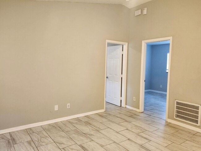 Building Photo - Nice duplex!!!