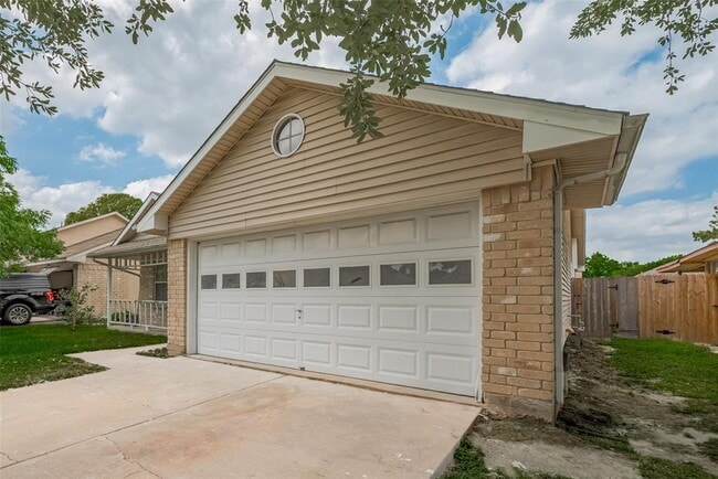 Building Photo - 15934 Barbarossa Dr