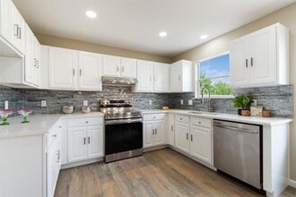 Building Photo - 126 Meadow Park Dr