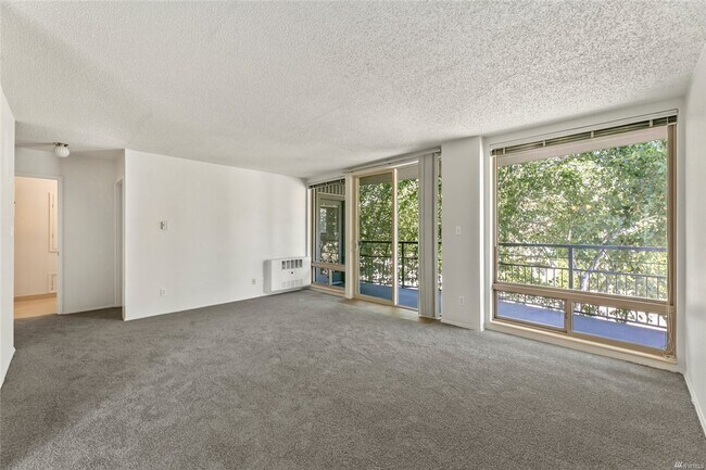 Photo - Spacious 1 bed/1bath, Parking included! Apartment