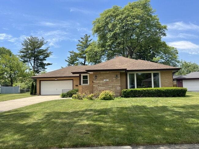 Building Photo - 1431 E Emmerson Ln