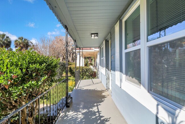 Building Photo - 3 BED | 2 BATH | REAR OFF-STREET PARKING |...