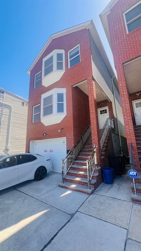 Primary Photo - 20 Everett St