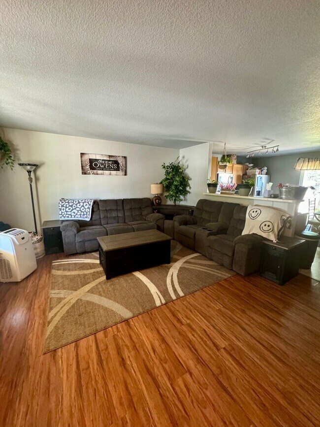 Building Photo - Cozy 3 Bedroom home close to Powers Blvd