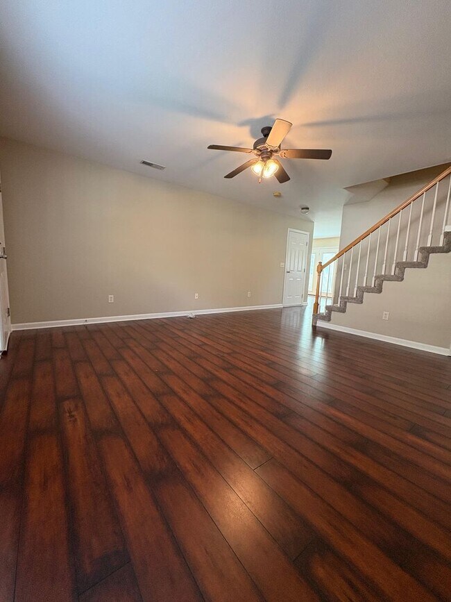 Foto del edificio - Knoxville 37923 - 2 bedroom, 2.5 Condo - Contact Kristie Hopwood (865) 233-6467