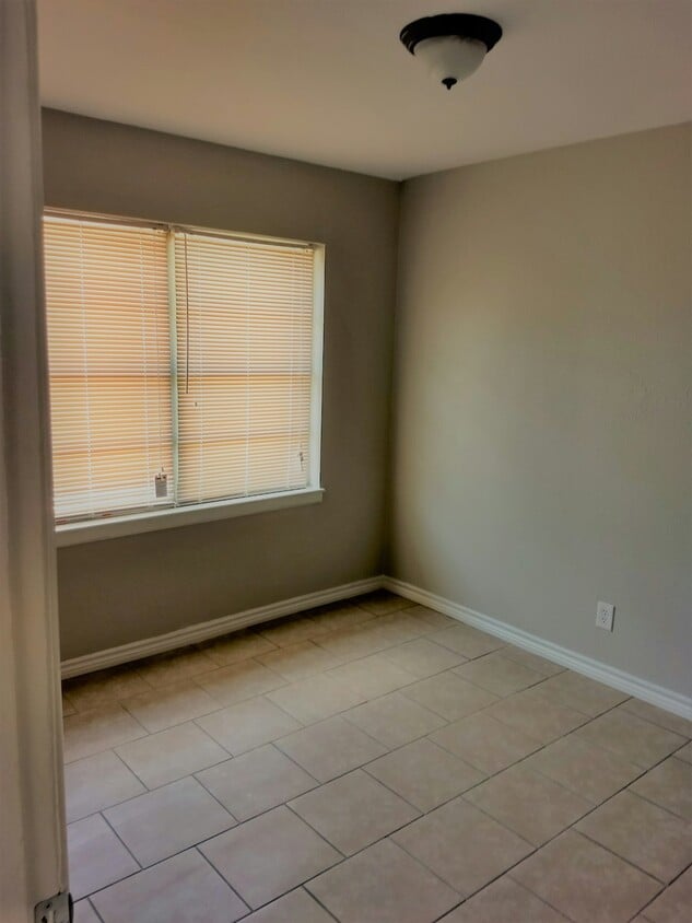 Building Photo - 1315 E Carlos Truan Blvd
