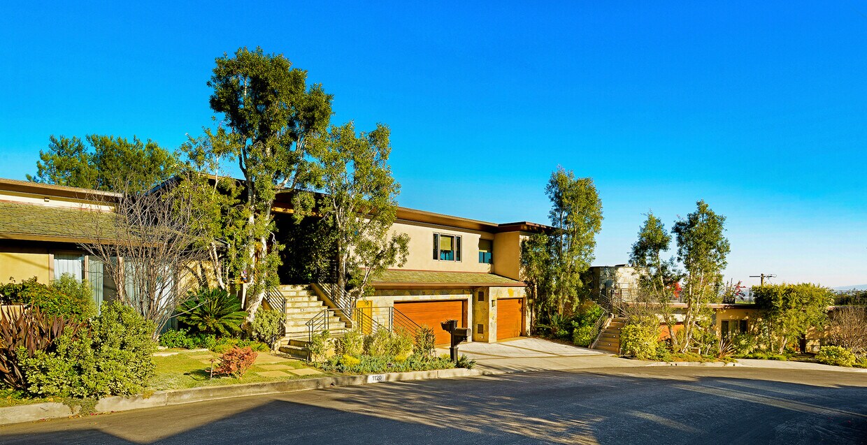 Primary Photo - 1120 El Medio Ave
