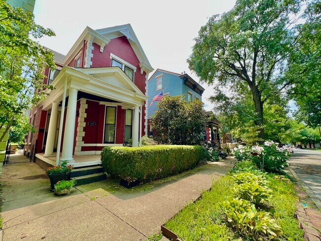 Building Photo - Stunning East Row Home!