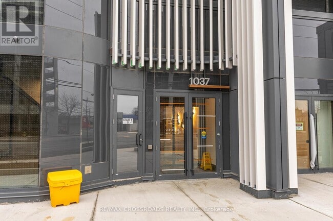 Building Photo - 1037 The Queensway