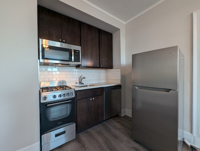 Building Photo - 3327 W Diversey Ave