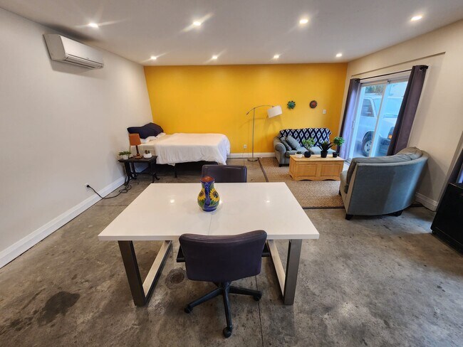 Bachelor Unit - 868 Broadview Av