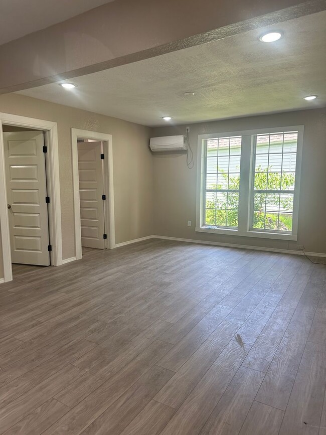 Building Photo - $1,200 Move-in-Special