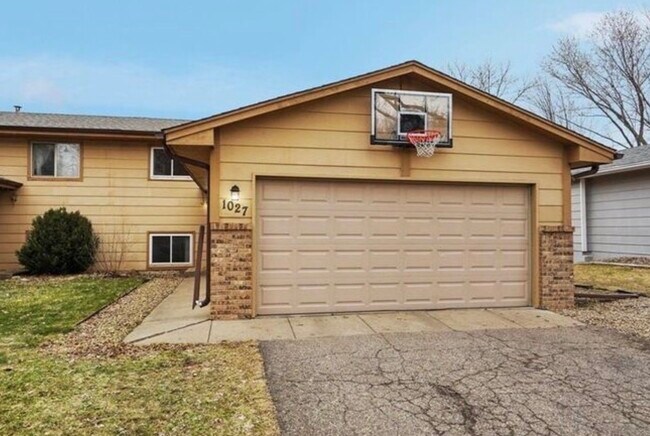 Building Photo - 1027 Eastview Cir