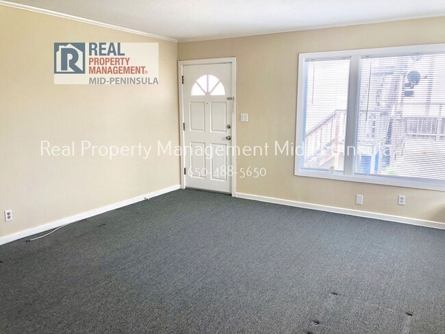 Building Photo - 2 Bedroom Apartment with covered car garage