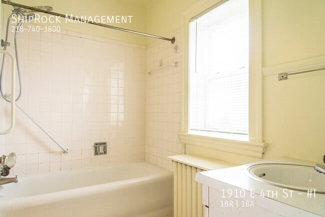 Building Photo - 1910 E 4th St