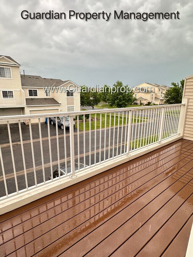 Foto del edificio - Maple Grove Town Home, 2 Car Garage, W/D, Balcony, Dishwasher, Avail June/July