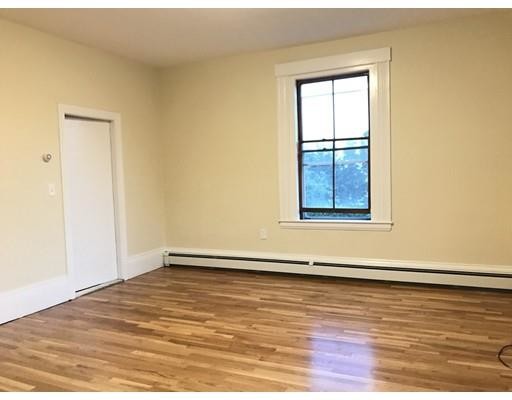 Building Photo - 558 Pleasant St