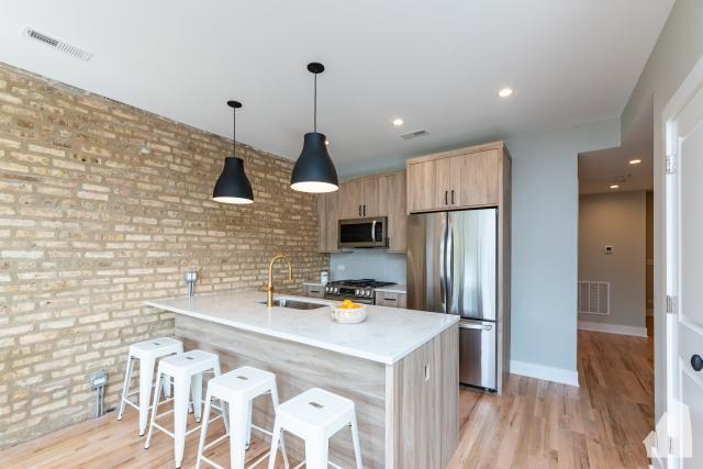 Foto principal - 3 bedroom in Chicago IL 60647