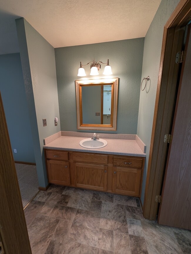 Master Vanity - 2118 SW 36th St