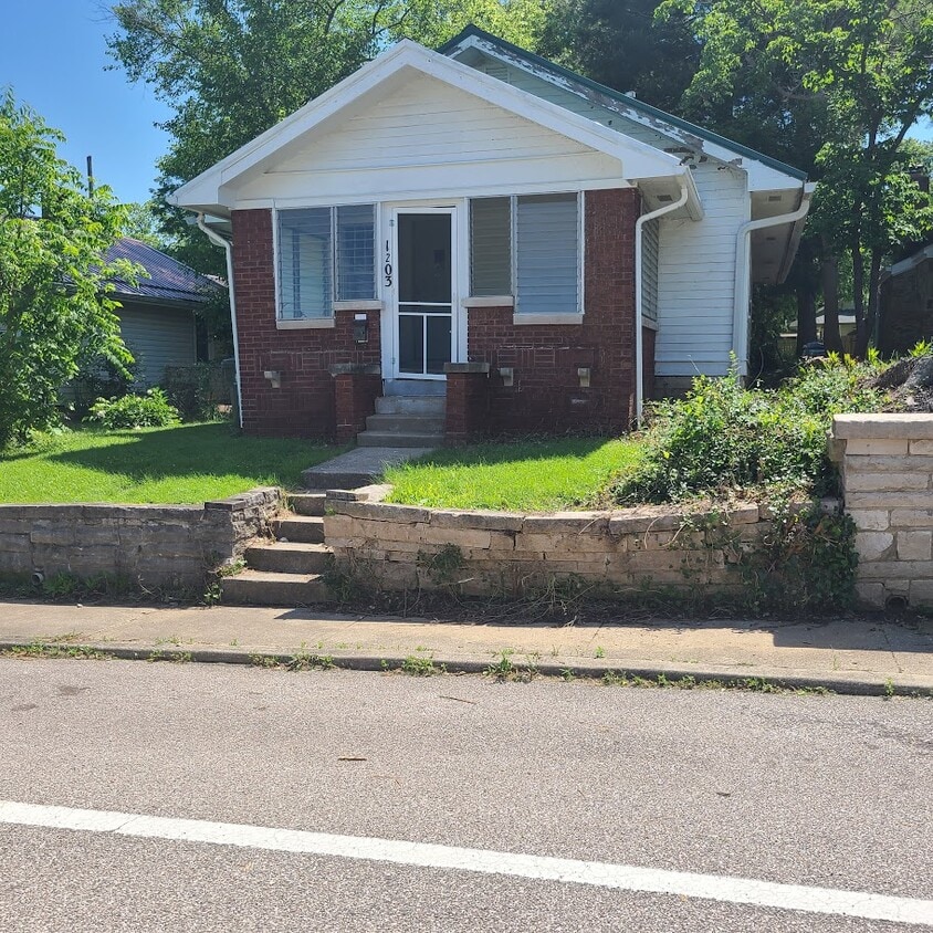 1203 S Lincoln St, Bloomington, IN 47401 House Rental in Bloomington