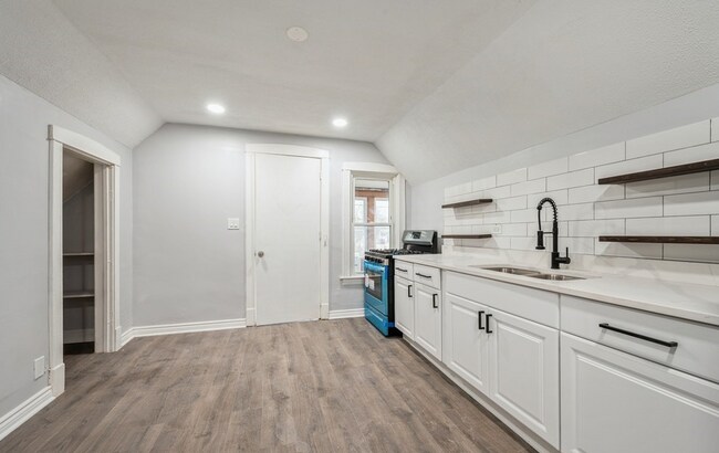 Foto del edificio - 1353 N Harding Ave