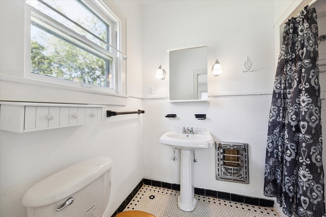 Foto principal - 703 E Main St