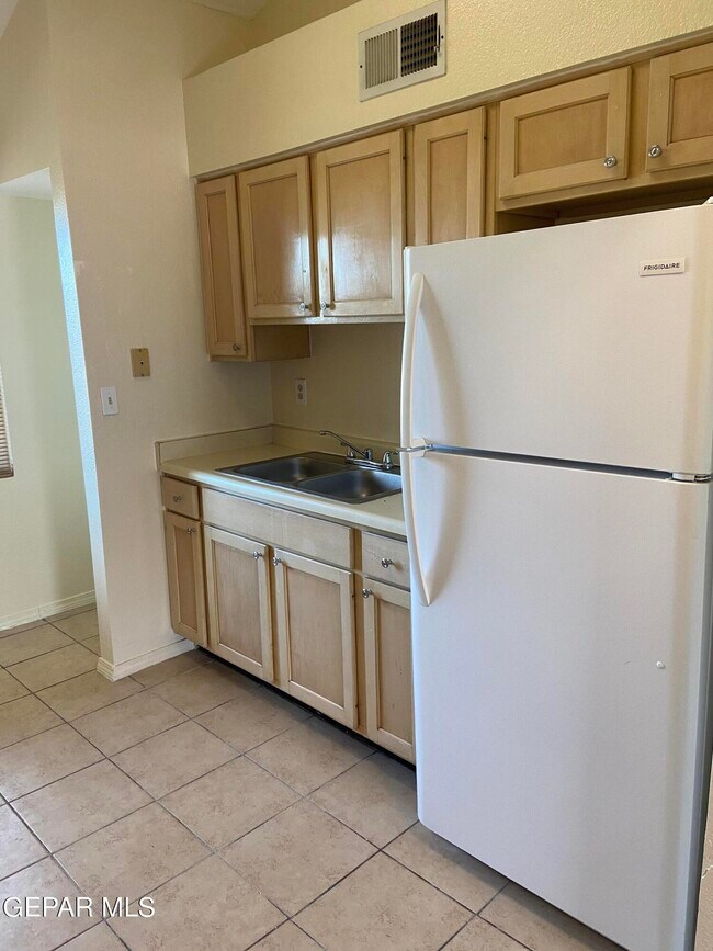 Building Photo - 591 Bartlett Dr