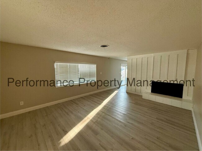 Foto del edificio - Beautiful 3 Bed/2 Bath NE Bakersfield Home w/ Pool, Solar & $0 Deposit Option